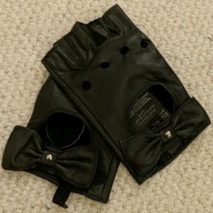 Black bebe leather gloves with bow
